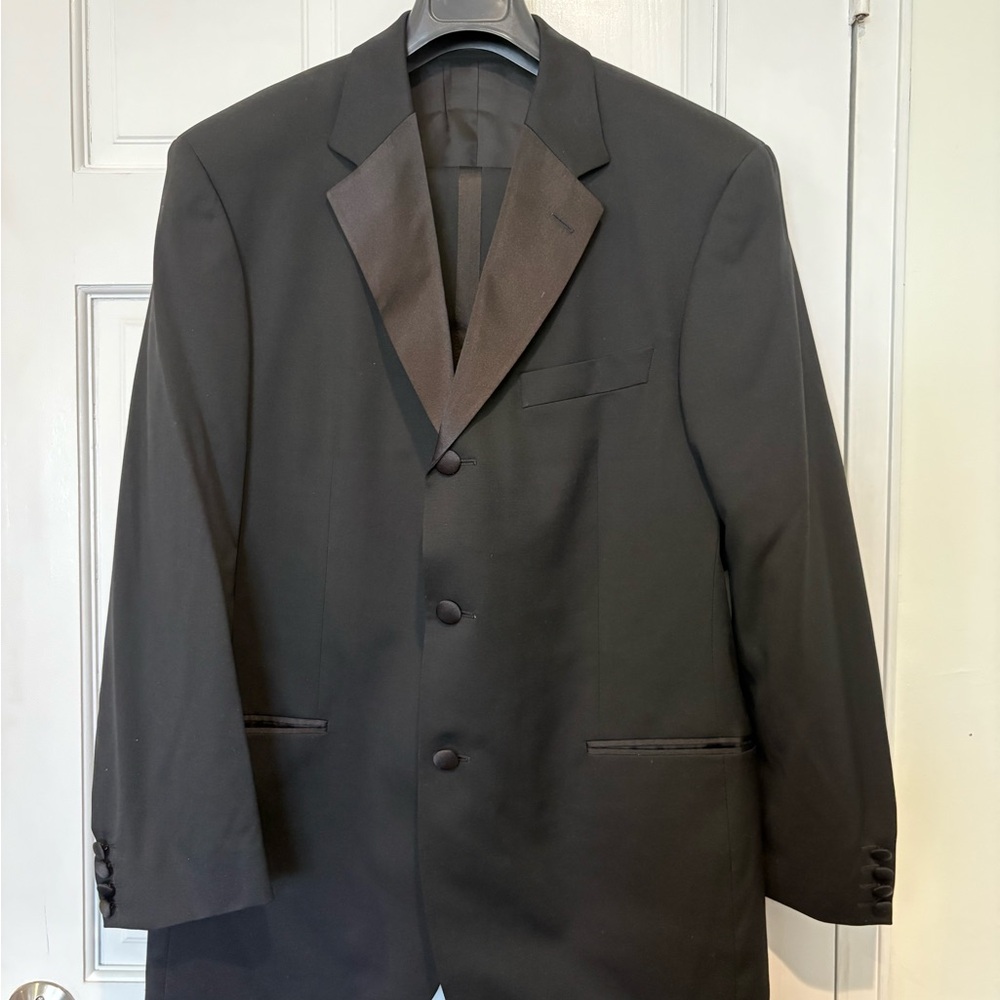 Hugo Boss black tuxedo size 40S great used condition